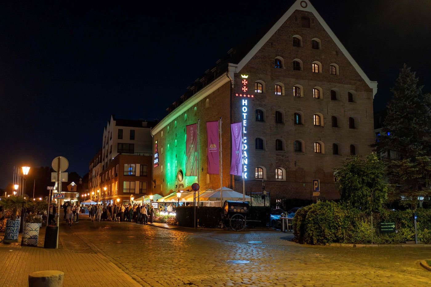 Hotel Gdańsk at night