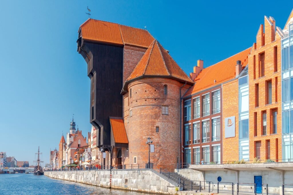 Hilton Gdańsk on the bank of the Motława, beside the medieval Crane
